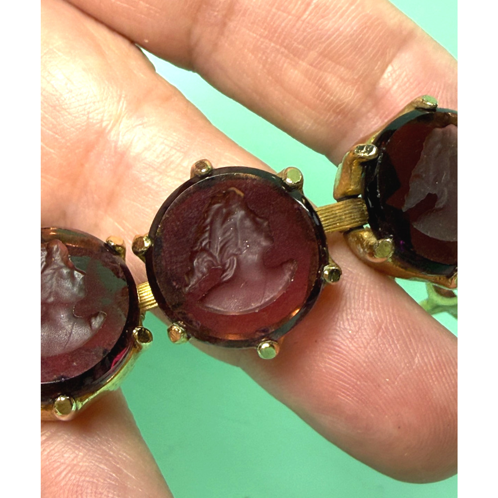 Vintage 7.5" Purple Amethyst Glass Intaglio Cameo Link Bracelet Gold Tone BOLD - Picture 5 of 8